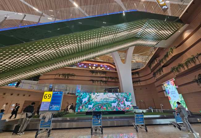 廣州機場新航站樓行李提取區八屏陣列廣告的規模化展示效應