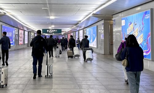 第一戶外傳媒-衢州站-出站通道墻面燈箱 第一戶外傳媒-衢州站-出站通道墻面燈箱