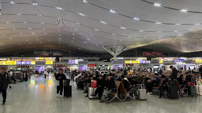 深圳北站候車大廳檢票口上方LED橫屏廣告