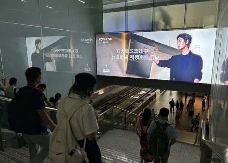 第一戶外傳媒-深圳北站進(jìn)站楣頭燈箱