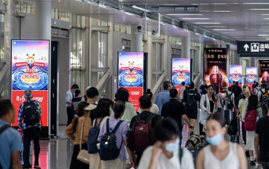 第一戶外傳媒-深圳北站到達(dá)層出站通道刷屏機(jī)