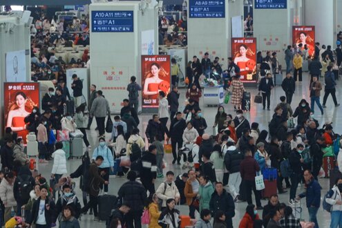 第一戶外傳媒-深圳北站候車大廳座椅旁LED雙面刷屏機(jī)