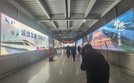 第一戶外傳媒-淮北站-進站天橋燈箱