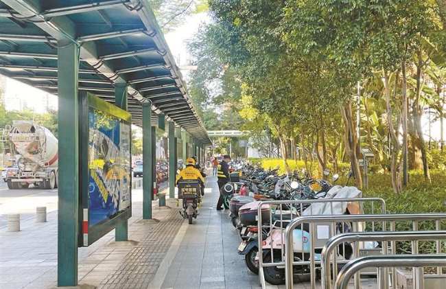 深圳公交站燈箱廣告