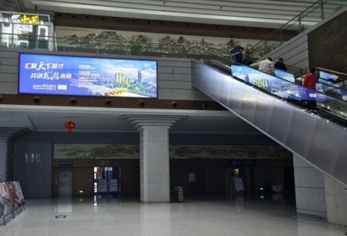 第一戶外傳媒-龍游站-扶梯兩側墻面燈箱 