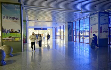 第一戶外傳媒-龍游站-外場大廳包柱燈箱 