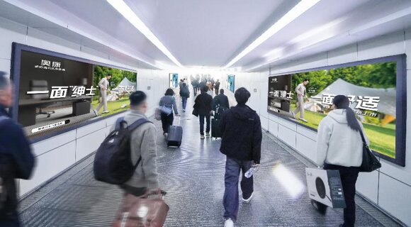 第一戶外傳媒-溫州南站負一層進站通道墻面燈箱