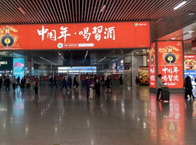 第一戶外傳媒-溫州南站外場通道掛幅包柱燈箱