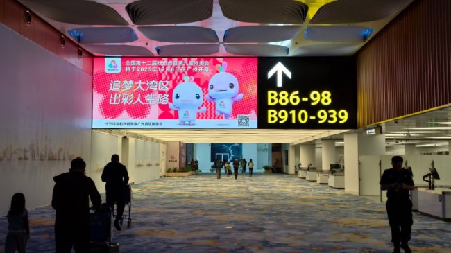 安檢后通道封閉環(huán)境內(nèi)雙屏廣告的強制性與沉浸感