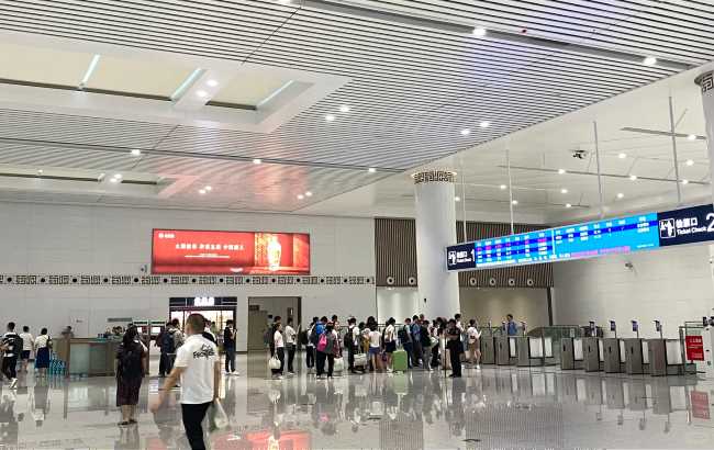 成都天府機場站候車大廳兩側墻面高空燈箱廣告