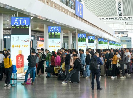第一戶外傳媒-廣州南站-三層出發廳檢票口刷屏機