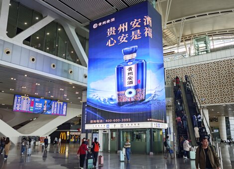 第一戶外傳媒-廣州南站-西進站口南北兩側直梯透明LED屏