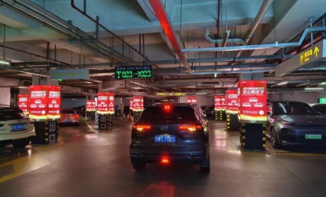 武漢商圈停車場廣告：車庫燈箱的高效曝光解析