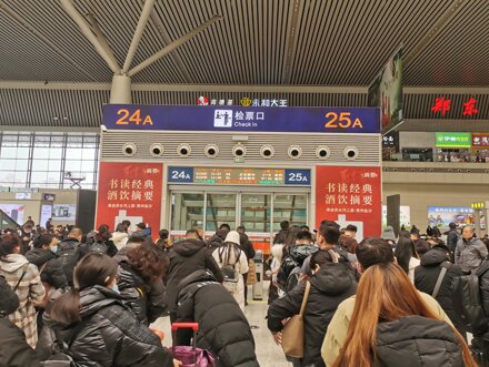 第一戶外傳媒-鄭州東站-三層候車大廳檢票閘機口兩側車貼廣告