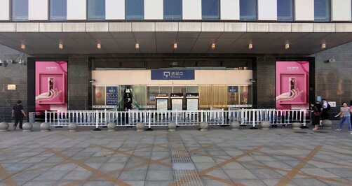 第一戶外傳媒-三門峽南站進站大門兩側燈箱廣告