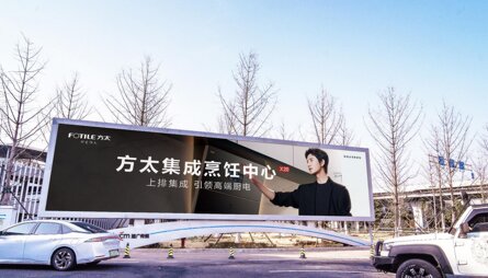 第一戶外傳媒-青島膠東機(jī)場停車場出入口燈箱廣告