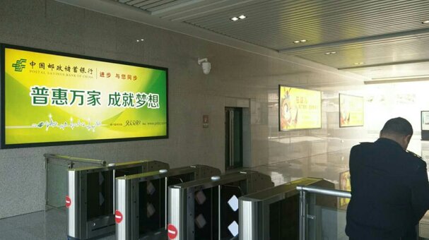 第一戶外傳媒-蘭考南站出站廳燈箱廣告