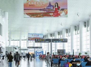 第一戶外傳媒-南通興東機場二樓候機大廳雙面吊旗 第一戶外傳媒-南通興東機場二樓候機大廳雙面吊旗