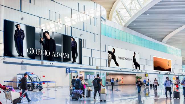 青島膠東機場國內出發指廊商業區高空燈箱