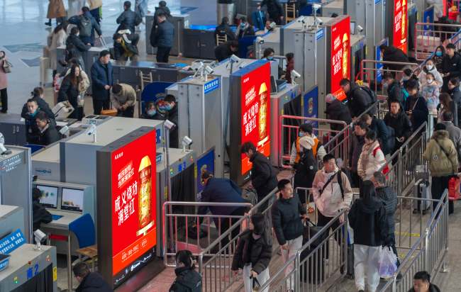 第一戶外傳媒-南京南站進站安檢口LED屏