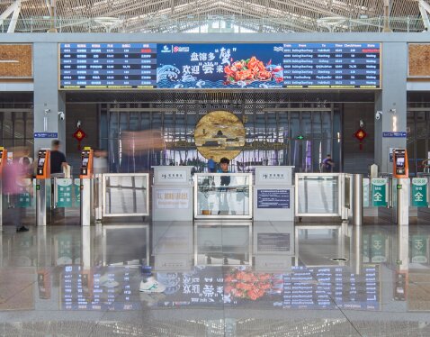 第一戶外傳媒-北京朝陽站一層進站大廳中央LED屏 第一戶外傳媒-北京朝陽站一層進站大廳中央LED屏