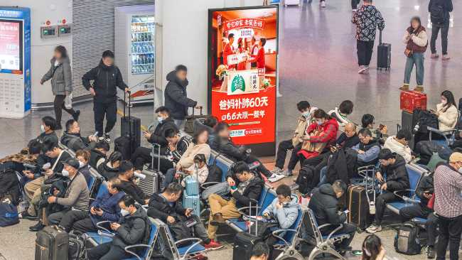 南京南站候車區(qū) LED 刷屏機：場景化傳播的優(yōu)質(zhì)載體