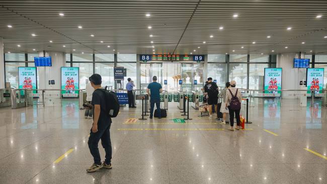 第一戶外傳媒-南京南站候車大廳LED屏廣告