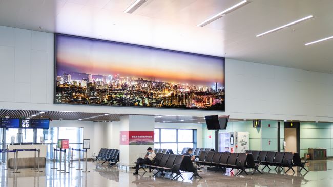 第一戶外傳媒-青島膠東機場一層國內遠機位高空燈箱