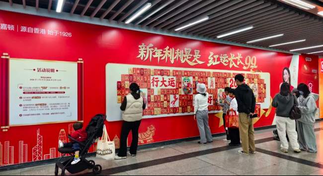 深圳地鐵寶安中心站品牌墻廣告：換乘樞紐的場景化傳播載體