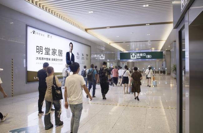 橫店站出站通道燈箱廣告：旅游客群的精準(zhǔn)觸達(dá)載體
