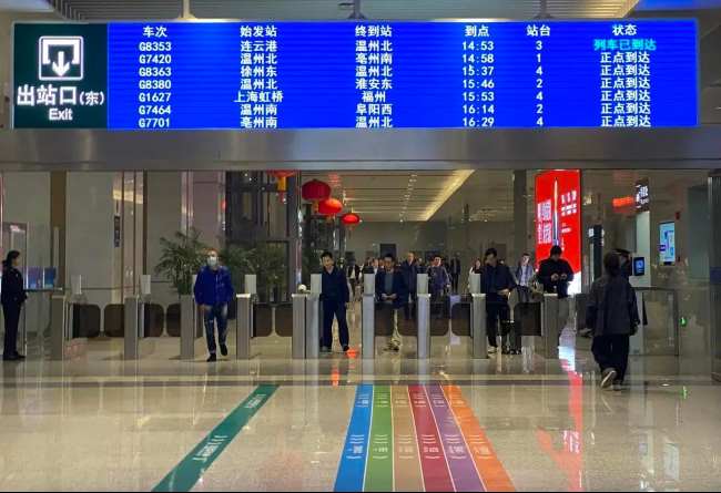 第一戶外傳媒-橫店站出站閘機口燈箱廣告