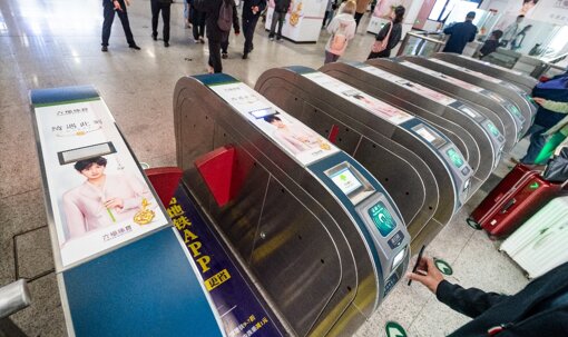 第一戶外傳媒-青島地鐵閘機貼廣告 第一戶外傳媒-青島地鐵閘機貼廣告