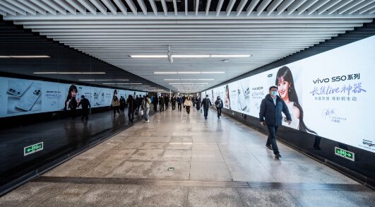 第一戶外傳媒-青島地鐵五四廣場B通道光廊廣告