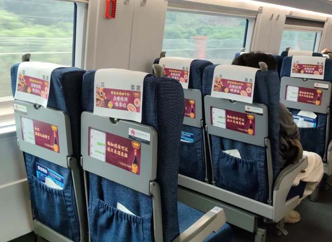 伴隨旅客旅程的小桌板與頭枕巾廣告場景優勢