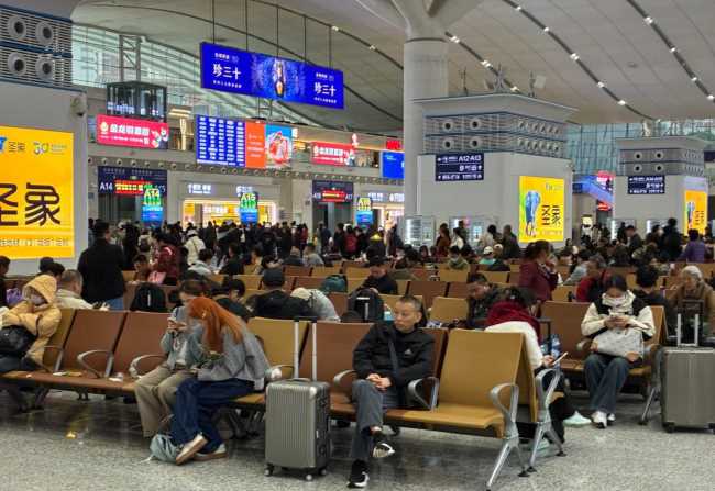 深圳北站風亭 LED 刷屏機：高鐵樞紐的環繞式傳播載體