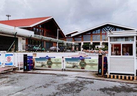 第一戶外傳媒-三亞鳳凰機場T1西擴到達A出口對面道閘套裝 第一戶外傳媒-三亞鳳凰機場T1西擴到達A出口對面道閘套裝