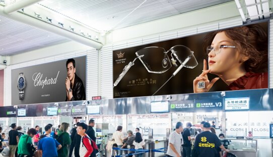第一戶外傳媒-三亞鳳凰機場T2國內安檢前高空燈箱 第一戶外傳媒-三亞鳳凰機場T2國內安檢前高空燈箱