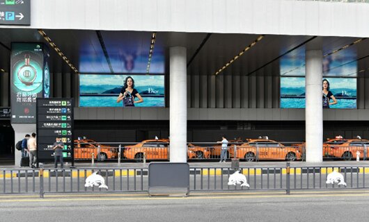 第一戶外傳媒-三亞鳳凰機場綜合樓南側通道高空燈箱 第一戶外傳媒-三亞鳳凰機場綜合樓南側通道高空燈箱