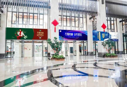 第一戶外傳媒-三亞鳳凰機場貴賓樓接待大廳出入口高空燈箱 第一戶外傳媒-三亞鳳凰機場貴賓樓接待大廳出入口高空燈箱