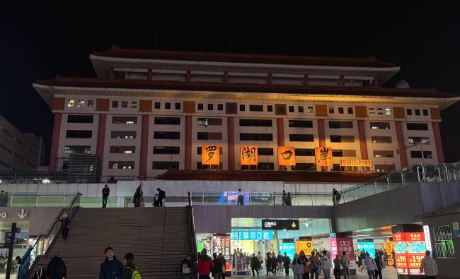 深圳羅湖口岸包柱 LED 屏：深港跨境的全動線傳播載體