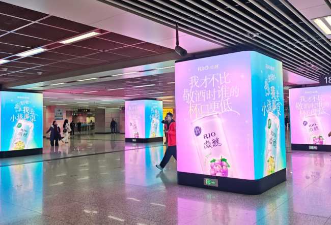 成都地鐵火車南站包柱 LED 大屏：三線樞紐的沉浸式傳播載體