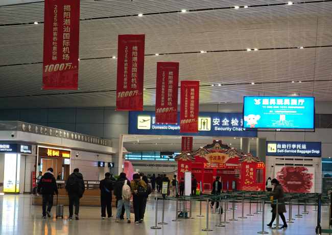 潮汕機場出發廳安檢口吊頂燈箱：粵東樞紐的精準觸達載體