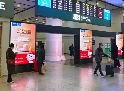 第一戶外傳媒-北京南站到達(dá)口雙面獨(dú)立刷屏機(jī)