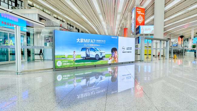 廣州白云站安檢口落地燈箱：樞紐門戶的第一視覺觸點