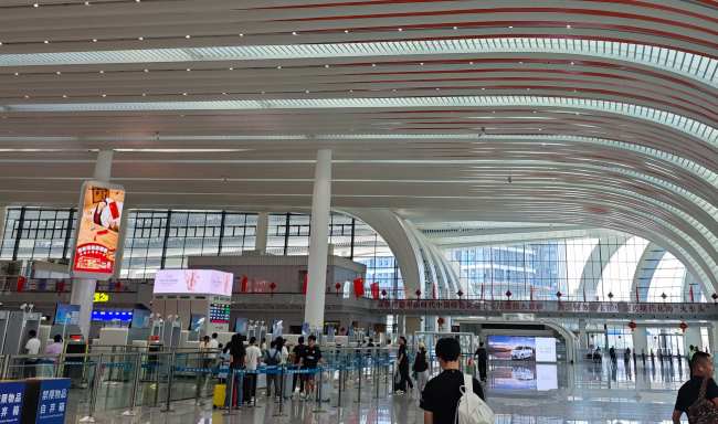 第一戶外傳媒-廣州白云站進站安檢口落地燈箱廣告