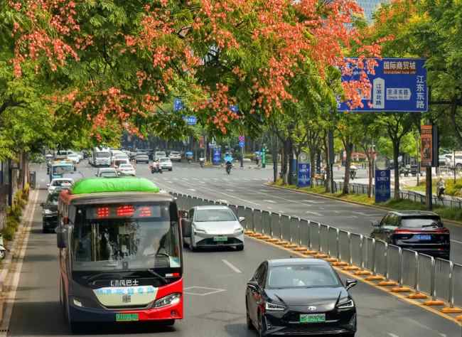 第一戶(hù)外傳媒-義烏路燈桿大牌廣告