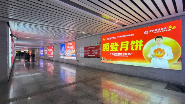 第一戶(hù)外傳媒-茂名站進(jìn)出站通道燈箱