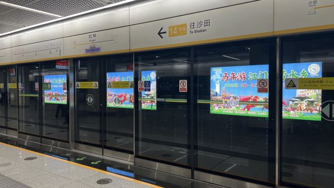 深圳地鐵 3 連封燈箱：網絡化布局的陪伴式傳播載體