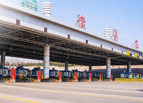 第一戶外傳媒-環(huán)膠州灣高速黃島東收費(fèi)站燈箱廣告