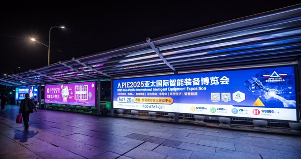 第一戶外傳媒-青島北站東廣場迎賓光廊一區(qū)燈箱